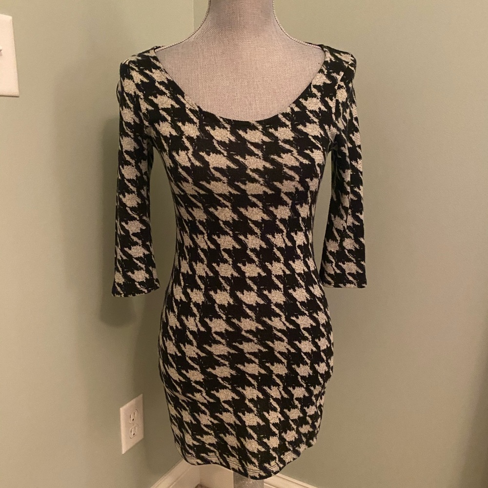 Form fitting 3/4 length sleeve knit tunic